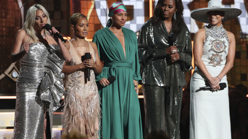 Ein Abend im Zeichen der Frauen: Lady Gaga (von links), Jada Pinkett Smith, Alicia Keys, Michelle Obama und Jennifer Lopez stehen bei der 61. Grammy Awards auf der Bühne.