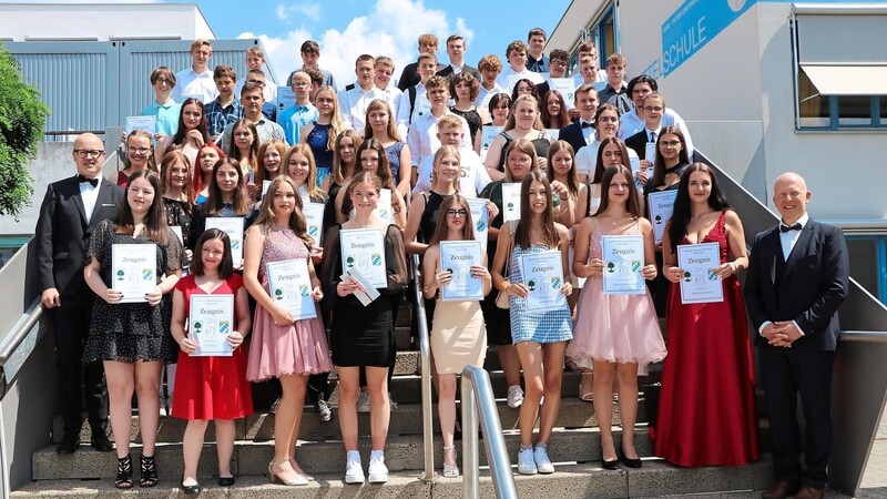 Die Abschlussklasse des M-Zugs und der Regelklassen im Jahr 2022 an der Karl-Peter-Obermaier-Mittelschule Bad Kötzting
