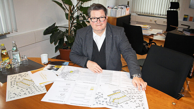 Bürgermeister Dieter Neubauer sitzt über dem Bebauungsplan für das neue Baugebiet in Mirskofen .