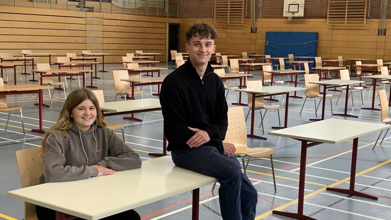 Magdalena Karl und Dominik Attenberger vom Johannes-Turmair-Gymnasium in Straubing haben die Abiturprüfung im Fach Deutsch hinter sich. Schon am Freitag geht es für die beiden 18-Jährigen mit Latein weiter.