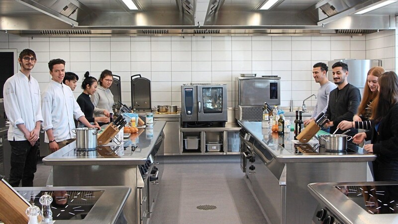 Die Zehntklässler in der Lehrküche: 49 Azubis lernen derzeit in Cham einen Gastro-Beruf.