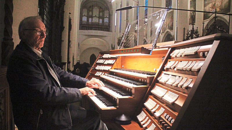 Orgelsachverständiger Gerhard Siegl ist rundum zufrieden mit der Arbeit der Orgelbaufirma Eule und schwärmt von der unglaublichen Klangvielfalt, die jetzt in der Basilika St. Jakob möglich ist.