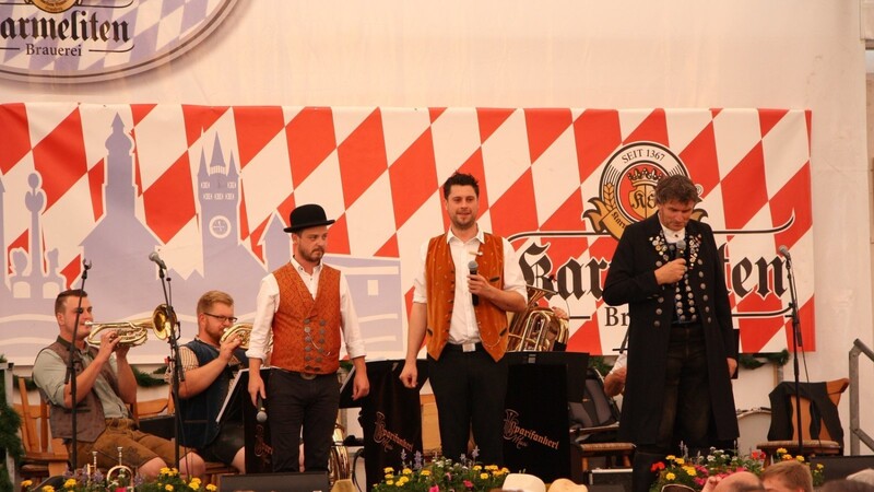 Weber Bene, Andi Aichinger und Hubert Mittermeier alias Erdäpfekraut (von links) sangen ihre Gstanzl im voll besetzten Festzelt Greindl.