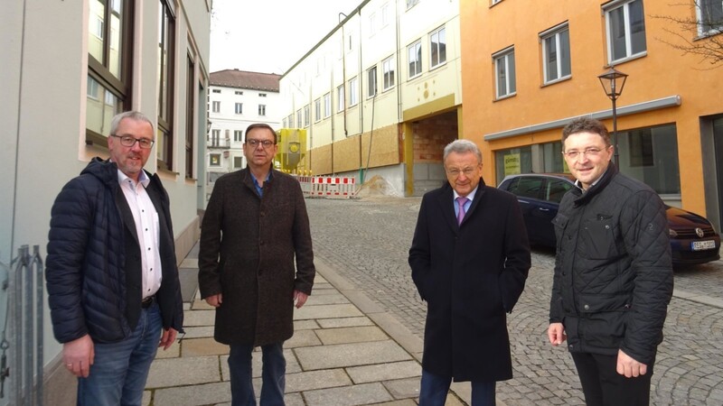 MdL Max Gibis (re.), Bauunternehmer Günther Karl (2.v.re.) sowie Bürgermeister Franz Wittmann (2.v.li.) und sein Stellvertreter Hans Greil vor dem neuen Grundsteueramt in der Ringstraße.