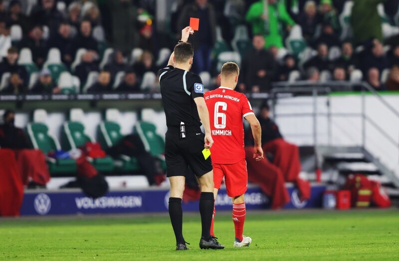 Gelb-Rote Premiere: Im Spiel gegen Wolfsburg wird Joshua Kimmich zum ersten Mal in seiner Karriere vom Platz gestellt. 