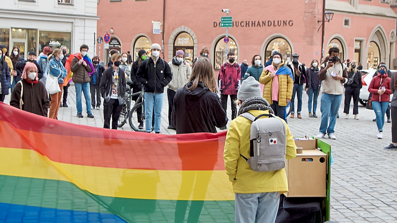 Zahlreiche Regenbogenfahnen wehten am Donnerstag auf dem Domplatz in Regensburg.