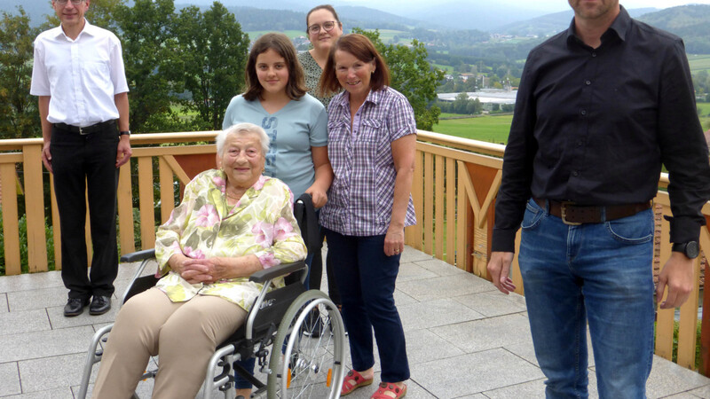 Adelheid Greil konnte sich an ihrem 94. Geburtstag über viele Glückwünsche freuen. Hier mit Emily, Katrin und Lydia sowie Pfarrer Johann Wutz und Bürgermeister Gerhard Mühlbauer.
