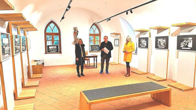 Karin Stelzer, Fred Wutz und Daniela Fuchsbüchler (von rechts) machten die Ausstellung von 16 bewegenden Bildern möglich.