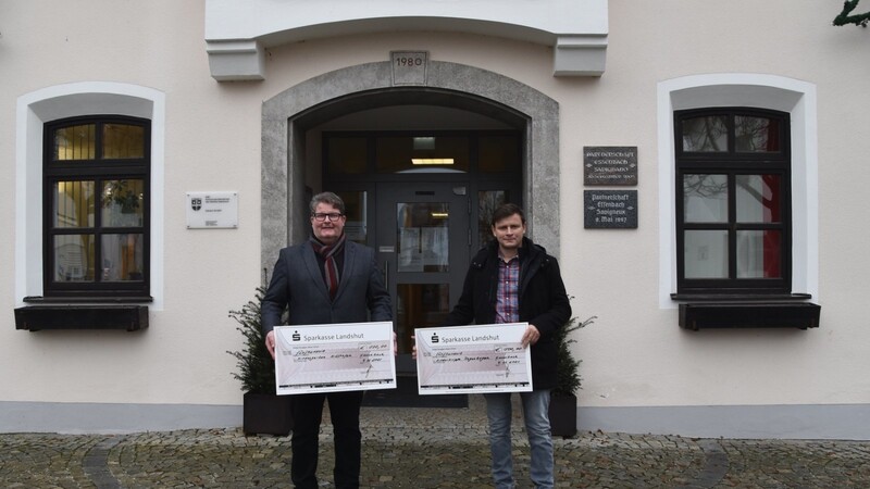 Bürgermeister Dieter Neubauer nahm im Namen des Marktes Essenbach die Spendenschecks von Elmar Hartinger dankend entgegen.