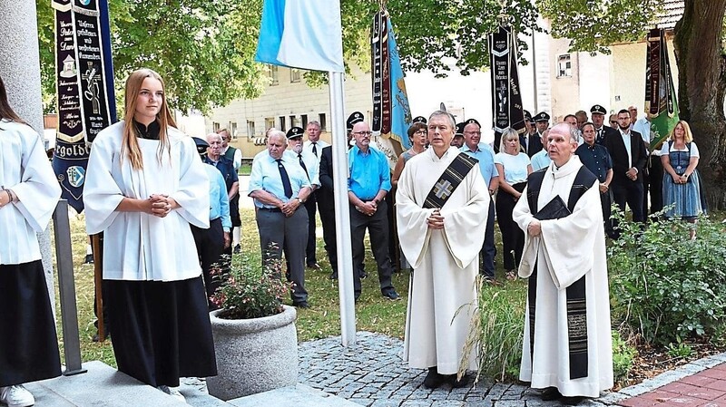 Diakon Hanno Buchner und Pfarrer Josef Vilsmeier am Kriegerdenkmal.