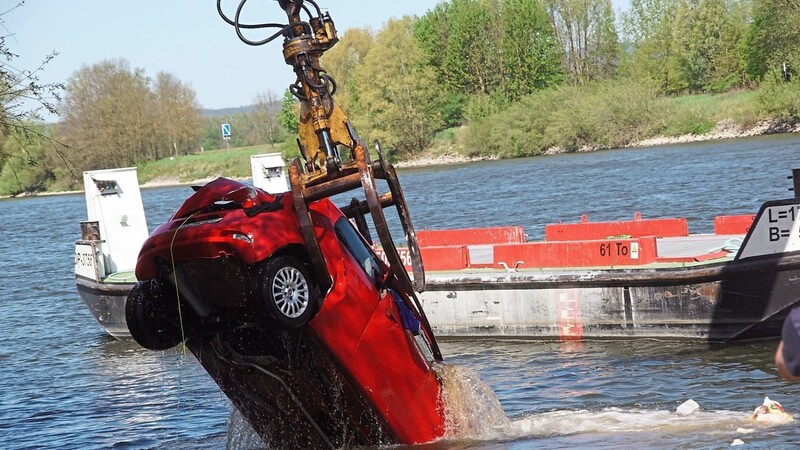 Ein besonders kurioser Unfall ereignete sich im April, als das Auto eines Pärchens wegen einer nicht festgestellten Handbremse in die Donau bei Pfatter rollte und von dort geborgen werden musste.