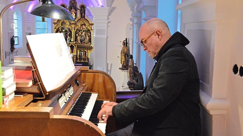 Der Eichendorfer Komponist, Kirchenmusiker, Arrangeur und Chorleiter Stefan Trenner an der Orgel.