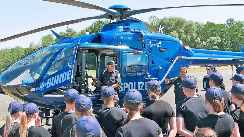 Einer von vielen Höhepunkten des Trainingscamps: Einführung in die Einsatzmöglichkeiten des Polizeihubschraubers EC 135.