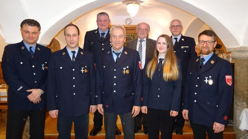 Die Geehrten, die neue Feuerwehrkameradin sowie Bürgermeister Ludwig Bindhammer.