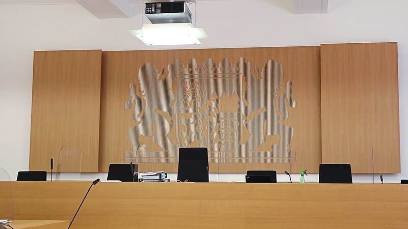 Im Sitzungssaal 1 des Deggendorfer Landgerichts wird der Fall verhandelt. Es stehen noch fünf weitere Verhandlungstage an. Am 12. März ergeht das Urteil in dem Prozess.