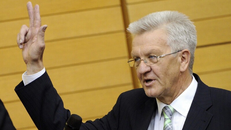 Baden-Württembergs Landtag will den Grünen-Politiker Winfried Kretschmann am Donnerstag zum Ministerpräsidenten der bundesweit ersten grün-schwarzen Landesregierung wählen.