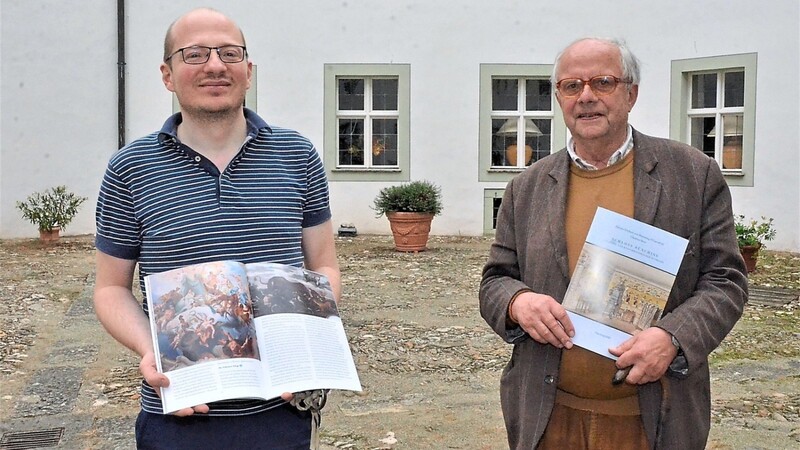 Regierungsrat Dr. Claudius Stein (links) veröffentlichte eine kunst- und zeitgeschichtliche Beschreibung von Schloss Sünching; hier mit Baron Johann Carl von Hoenning O'Carroll.