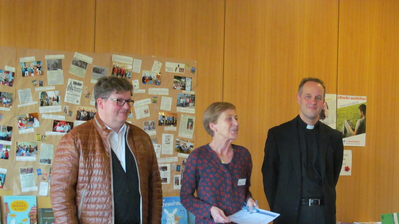Auch Bürgermeister und Geistlichkeit kamen zur Buchausstellung.