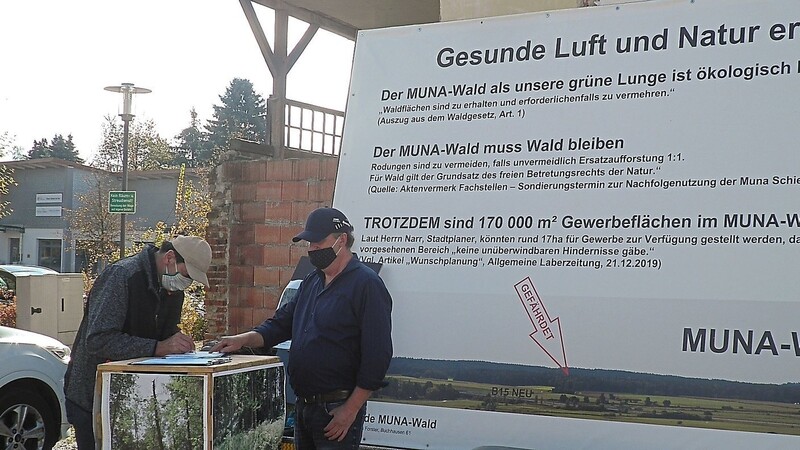 Ein Bürger unterstützt die Muna-Wald-Freunde mit seiner Unterschrift.