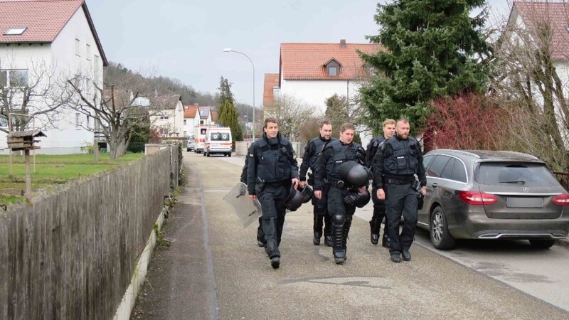Großeinsatz in Lappersdorf: Dort hat sich am Mittwoch ein bewaffneter Mann in seiner Wohnung verschanzt.