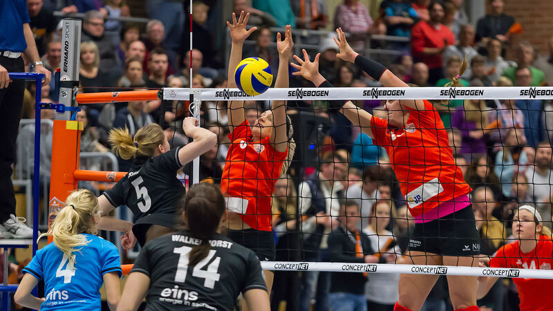 Nicht nur im Zuspiel stark: Marta Swiechowska (links) überzeugt auch durch starkes Blockspiel. (Foto: Harry Schindler)