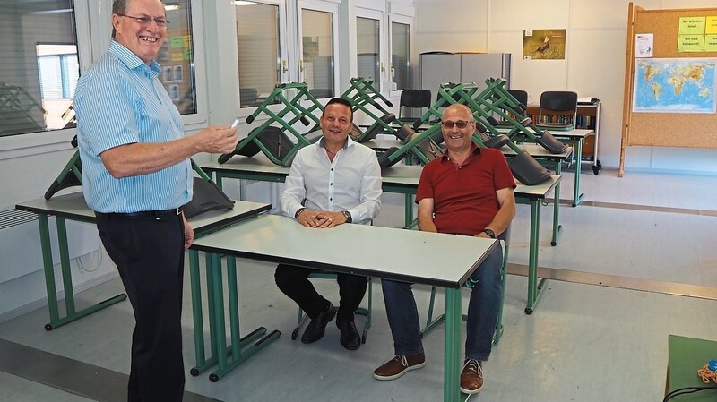 Bürgermeister Georg Eberl vor seinen neuen "Schülern" beim Probesitzen im Container-Klassenzimmer.