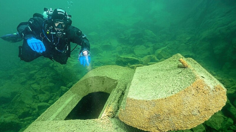 Der Ein-Mann-Bunker - ohne Boden und ohne Deckel, aber die Türe war noch offen. Archäologe Florian Huber fand ihn im Walchensee.
