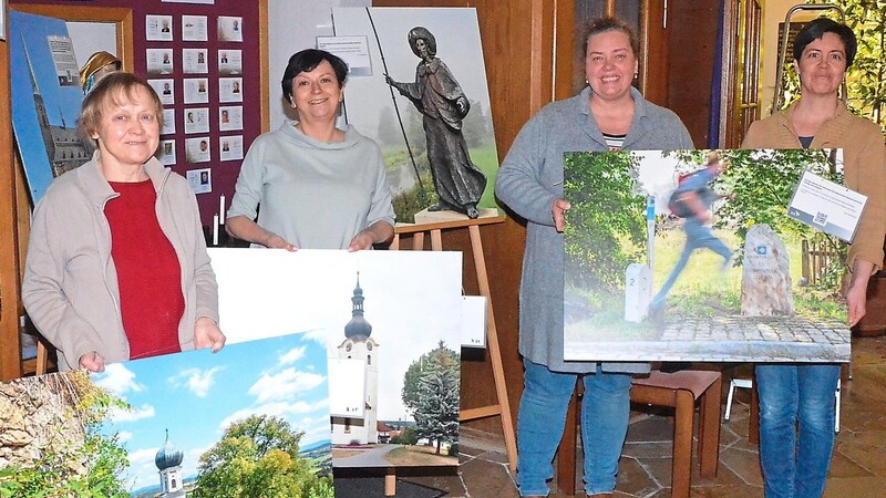 Irene Grundner, Manuela Knott, Rosmarie Meßner und Dr. Birgit Meyer haben die rund 30 Bilder vom bayrisch-böhmischen Jakobsweg aufgebaut.