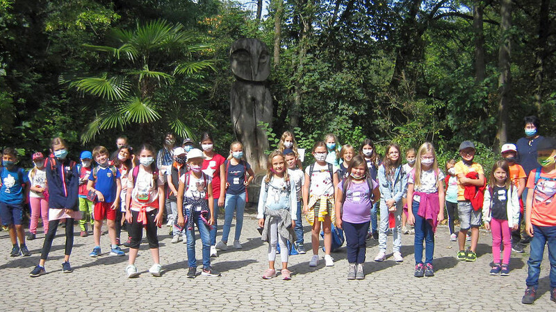 Zum Abschluss postierten sich alle Teilnehmer zum Corona-Gruppenfoto beim Tiergarten-Besuch.