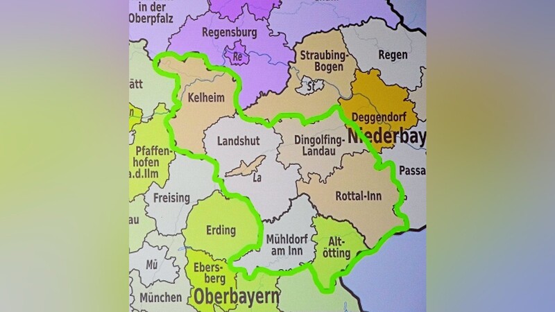 Hellgrün umrissen zeichnet sich auf dieser Karte der vage Umgriff eines möglichen neuen Verkehrsverbundes mit dem Landkreis Kelheim ab, wie immer dieser in Zukunft heißen mag.