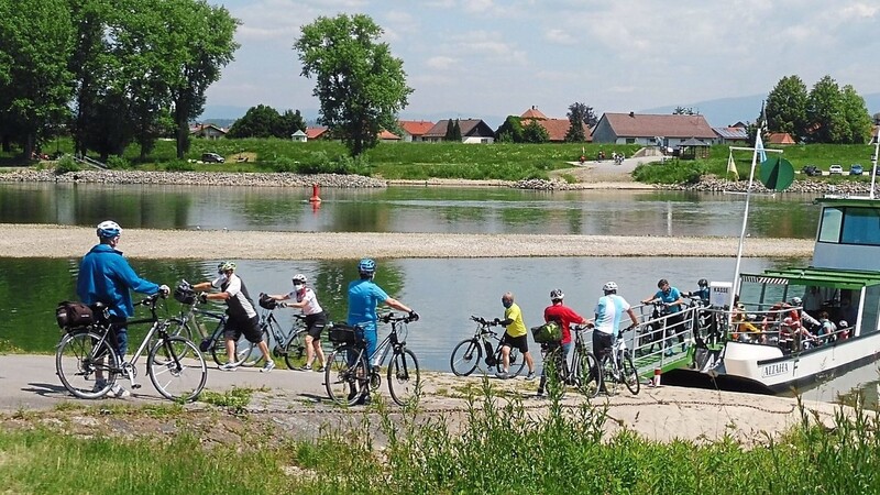 Reger Fährbetrieb mit Radfahrern zum Übersetzen nach Niederalteich.