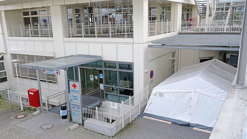 Der Haupteingang des Straubinger Klinikums Sankt Elisabeth ist verschlossen. Patienten, die selbst hinfahren, werden momentan durch ein Zelt geschleust.