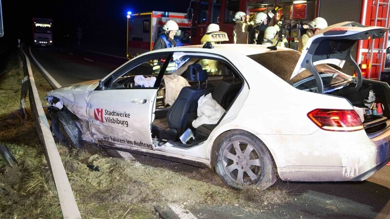 Am Dienstagabend platzte einem Peugeot ein Reifen. Das Auto krachte frontal in ein Taxi, die Taxifahrerin wurde schwer verletzt.
