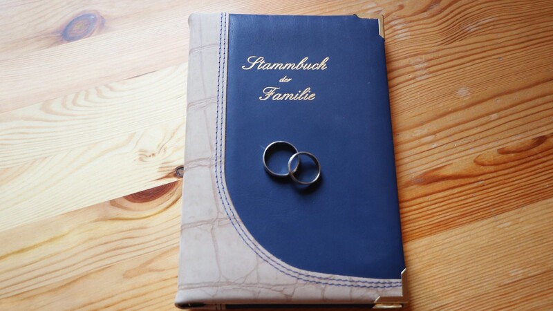 Der 22.02.2022 ist bei Paaren im Landkreis als Hochzeitsdatum beliebt. Wer möchte, kann sich ein Familienstammbuch ausstellen lassen. Am Tag der Eheschließung wird es überreicht.
