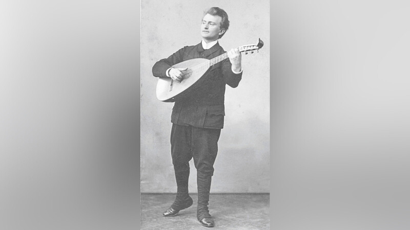 Robert Kothe mit seiner Laute, um 1905.