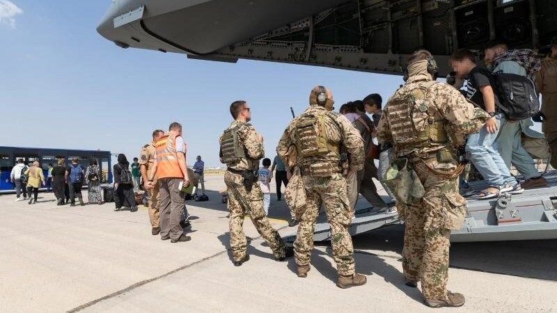 Soldaten der Bundeswehr am "Hub" im usbekischen Taschkent.