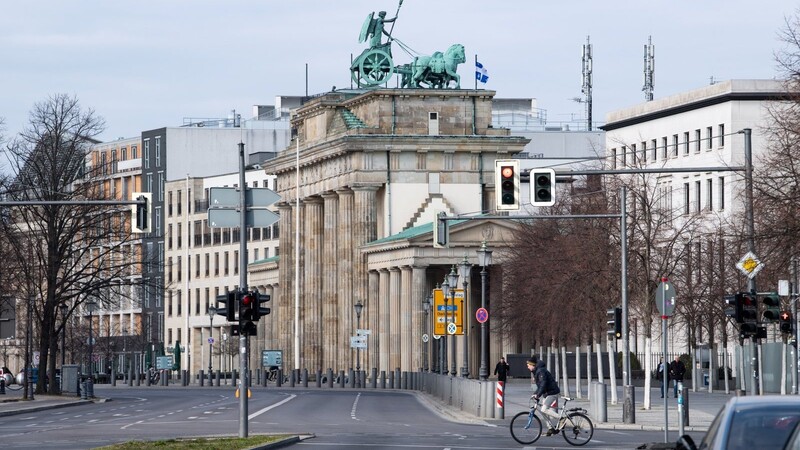 Leere Straßen am Brandenburger Tor: Der politische Alltag in der Hauptstadt ist durch die Corona-Krise weitgehend zum Erliegen gekommen.
