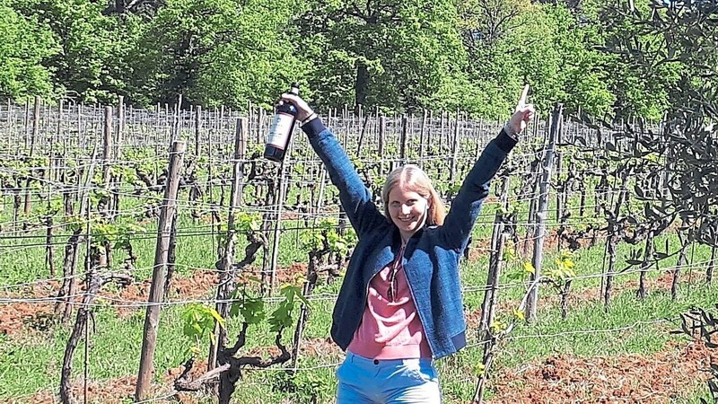 Im Mai 2020 hat unsere Redaktion Michaela Eigner zur Weinkönigin gekürt. Auch die Lappersdorferin (hier bei einer Weintour im Toskana-Urlaub) ist am Samstagvormittag am Wein- und Spezialitätenverkauf der Pfälzer Gäste beteiligt.
