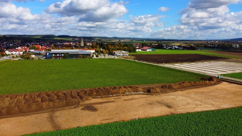 Auf dem Gelände des geplanten, neuen Landratsamts bei Landshut fanden die Mitarbeiter der Kreisarchäologie eine Befestigung der frühen Kelten. Die Gräben (dunkle Verfärbungen im Boden) sind aus der Luft zu erkennen.