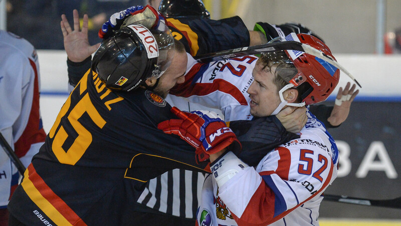 Fleix Schütz (links) spielt ab sofort für Omsk in der KHL (Foto: Armin Weigel, dpa)
