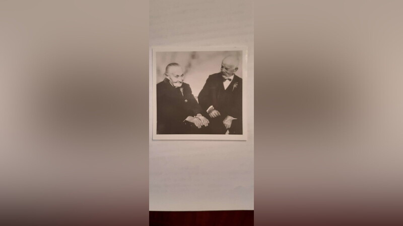 Aus dem Fotoalbum von Ernst Groß stammt dieses Bild. Es zeigt seine Großeltern, die zwei Tage vor dem Bombenangriff ihre Diamantene Hochzeit gefeiert hatten. Der Großvater erzählte seinem Enkel Ernst Groß in dieser Nacht eine halbe Stunde lang äußerst angespannt von den Ereignissen.