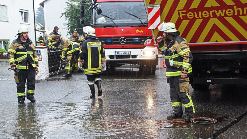 Der überschwemmte Stauraumkanal brachte in der Donaustraße erhebliche Probleme mit sich. Das Wasser quoll überall heraus.