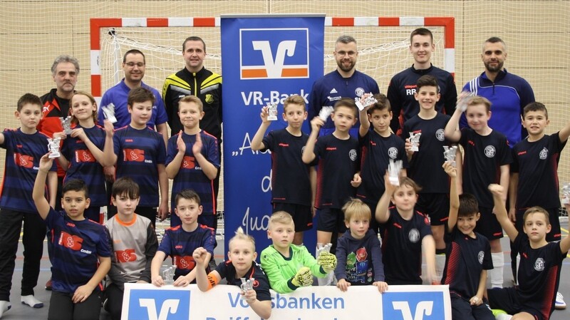 Bei den E1-Junioren setzte sich der FC Dingolfing I (r.) aufgrund der besseren Tordifferenz vor dem TSV Landshut-Auloh I (l.) durch, FSV-Jugendleiter Heiner Hofner (hinten l.) und Thorsten Wallner von der VR Bank Landau-Mengkofen (hinten 2.v.l.) gratulierten.
