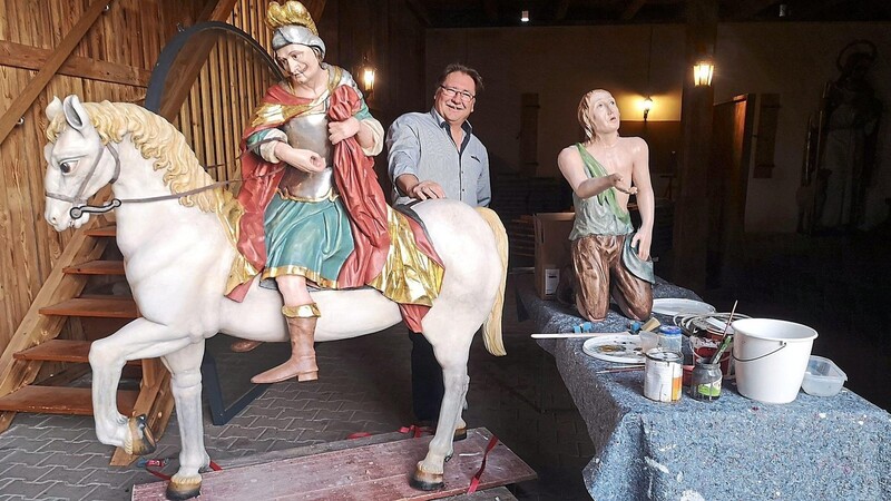 Malermeister Gerhard Decker hat die St.-Martins-Figur restauriert.