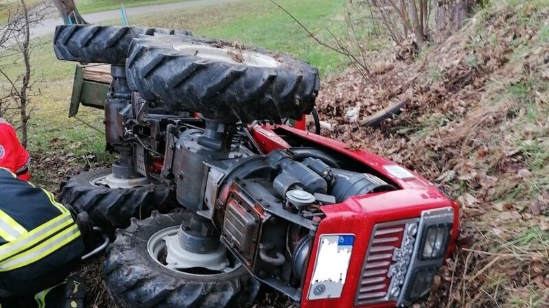 Mit dem Traktor hat sich ein 28-jähriger Mann überschlagen.