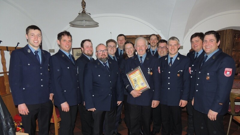 Die Vorstandschaft der Feuerwehr Salksdorf mit Ehrenkommandant Andreas Strasser senior.