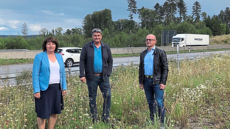 Landtagsabgeordnete Ruth Müller, Bürgermeister Peter Forstner und Kreisrat Sebastian Hutzenthaler machten sich ein Bild von der Verkehrssituation an der B15 neu.