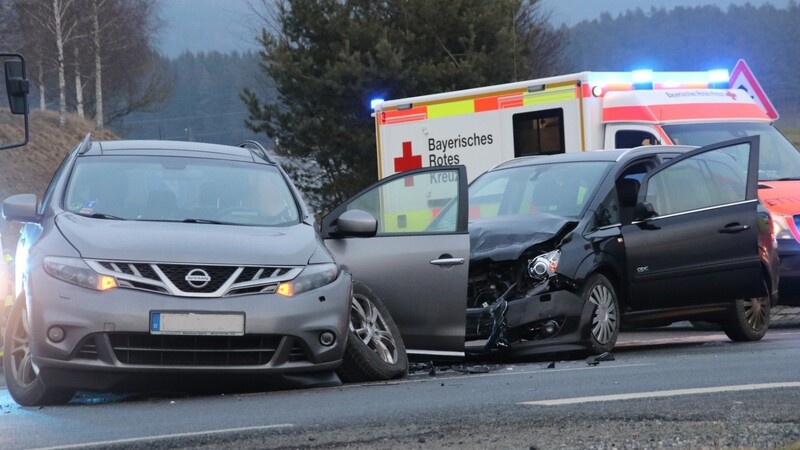 Vier Verletzte und hoher Sachschaden sind die Folge eines Verkehrsunfalls in der Nähe von Rimbach.