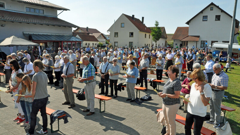 Viele Besucher kamen zum Festgottesdienst in die Ortsmitte von Herrngiersdorf.