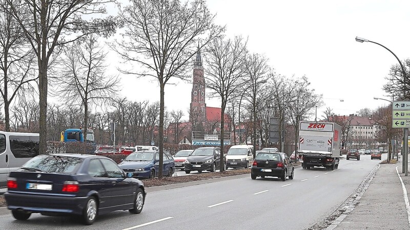 Die Wittstraße ist bekanntermaßen eine stark befahrene und für Landshut sehr wichtige Straße. Die Sanierung in diesem und im kommenden Jahr wird wohl nicht ohne erhebliche zusätzliche Verkehrsprobleme abgehen.